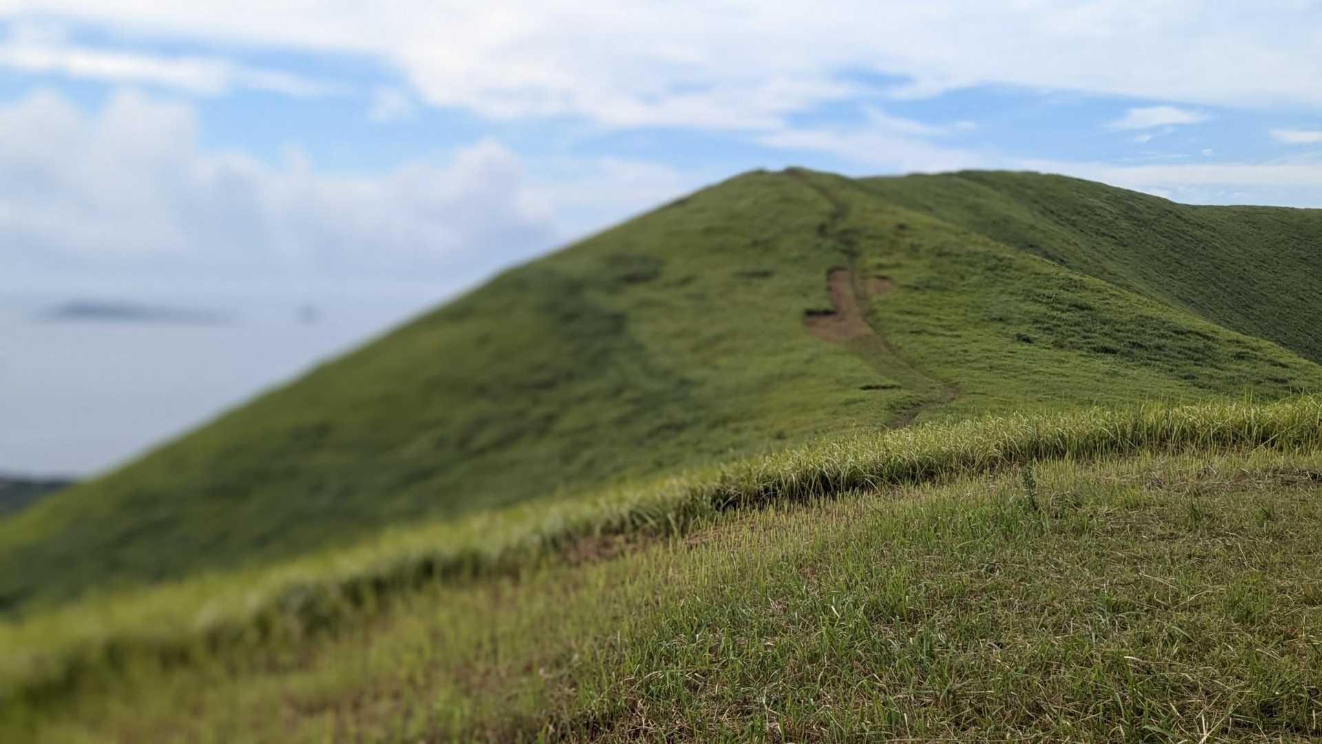 向こうが鬼岳山頂