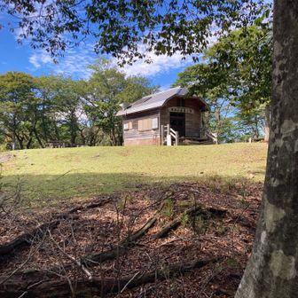 鍋倉山避難小屋。4度目の訪問。前回の鎗ヶ先から以来。