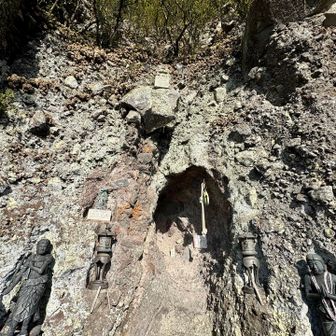 真ん中の穴に入って行くと。