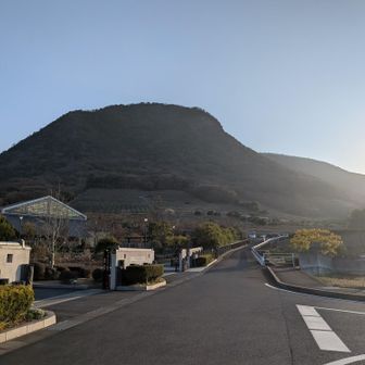 帰りは車の来ない道を選んでロードを１時間てくてく🚶
写真は横から見た我拝師山です⛰️