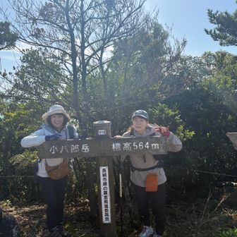 山頂にいらっしゃったグループ登山の方に写してもろた
「逆光歓迎！」って言って「お返しに冥土の土産に写しましょうか？」って優しくお伝えしたけど断られた