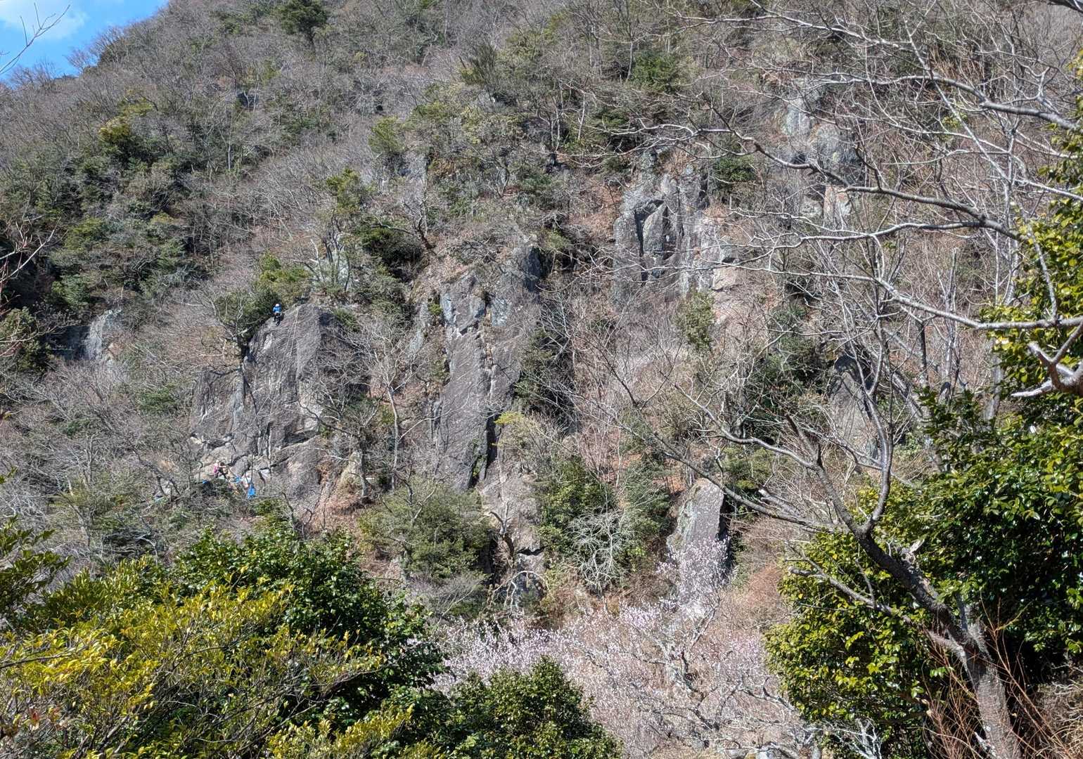 幕岩、ロッククライミングしている