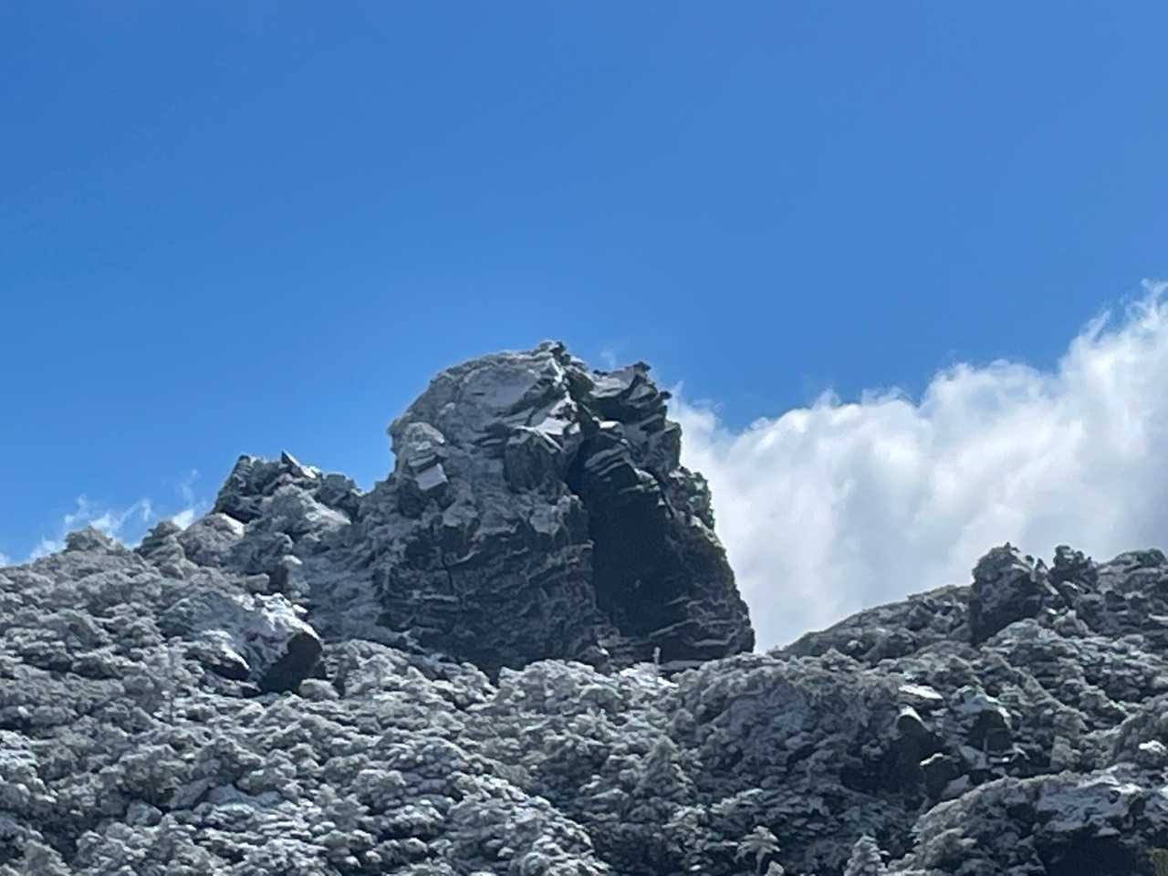 かっこ良い岩