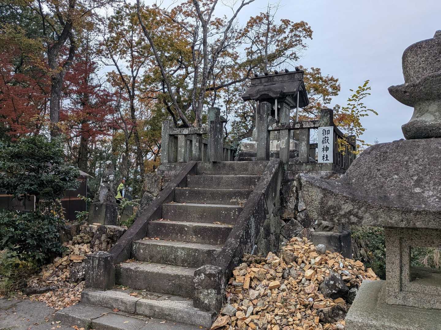 両崖山の山頂エリア着いたー。御嶽神社だって。