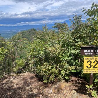 斑根石山山頂到着です♪

ここで、先行されていたハイカーさんとほんの少し談笑😁