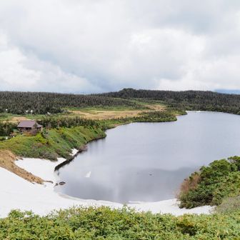 こちらは八幡沼
あそこに見える避難小屋でランチタイムします