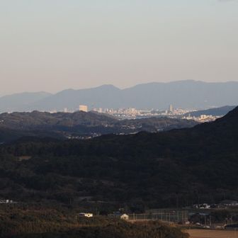 福岡市が見えます。空気が澄んでいて、くっきり撮れてます。えー、買ったばかりのom-5mark2で、デジタルコンバーターで 45ミリレンズを2倍の90ミリにしてお試し撮影。思った以上に解像度はよさそう。