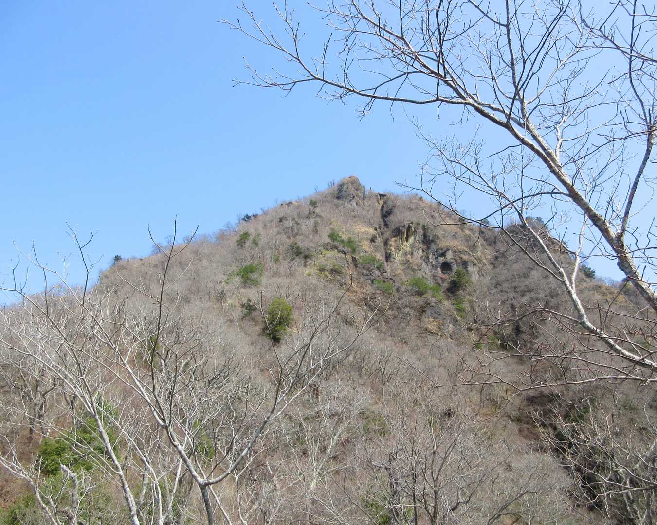 山頂が目前に迫って来ました。

この先の鎖場で単独行の女性が先を譲ってくれました。
山で人と会うの、久し振りです。😅