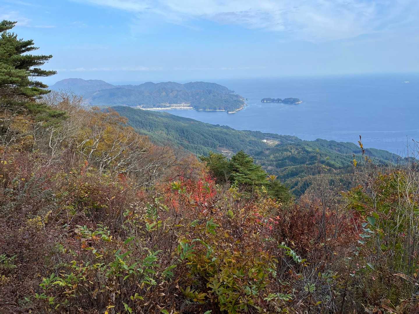 山を登って海の爽快な景色が見れると得した感じ。