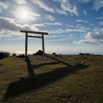 鳥居の影もまた神秘的。