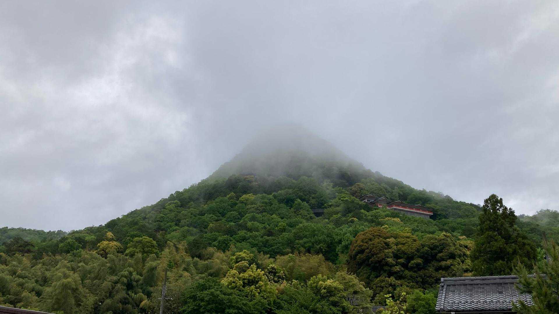 駐車場着。
山頂は、雲の中でした。

時間があるので、もう一つ行く事にします。

つづく。→→
