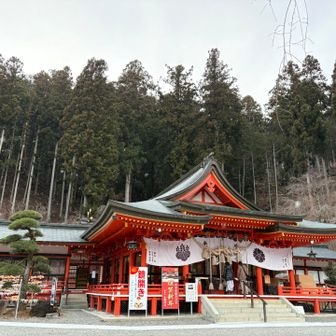 雪がパラパラしています。

神社の奥には確かに２つの大きな水晶が鎮座していました。