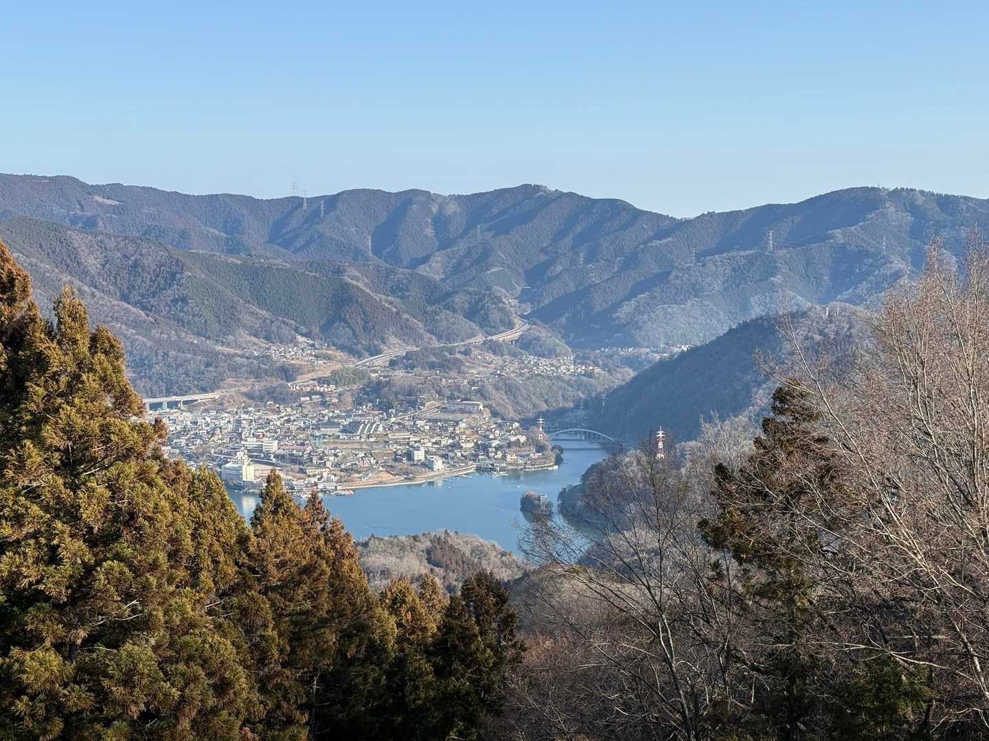 展望台から。相模湖の上には、陣馬山、明王峠、景信山、城山が見えます。