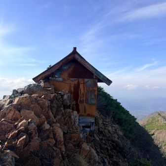 凄いとこに建ってる祠😱