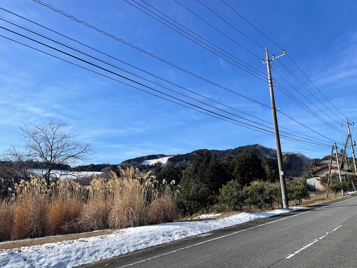 また車道にでました。あの山が大霧山です⛰️