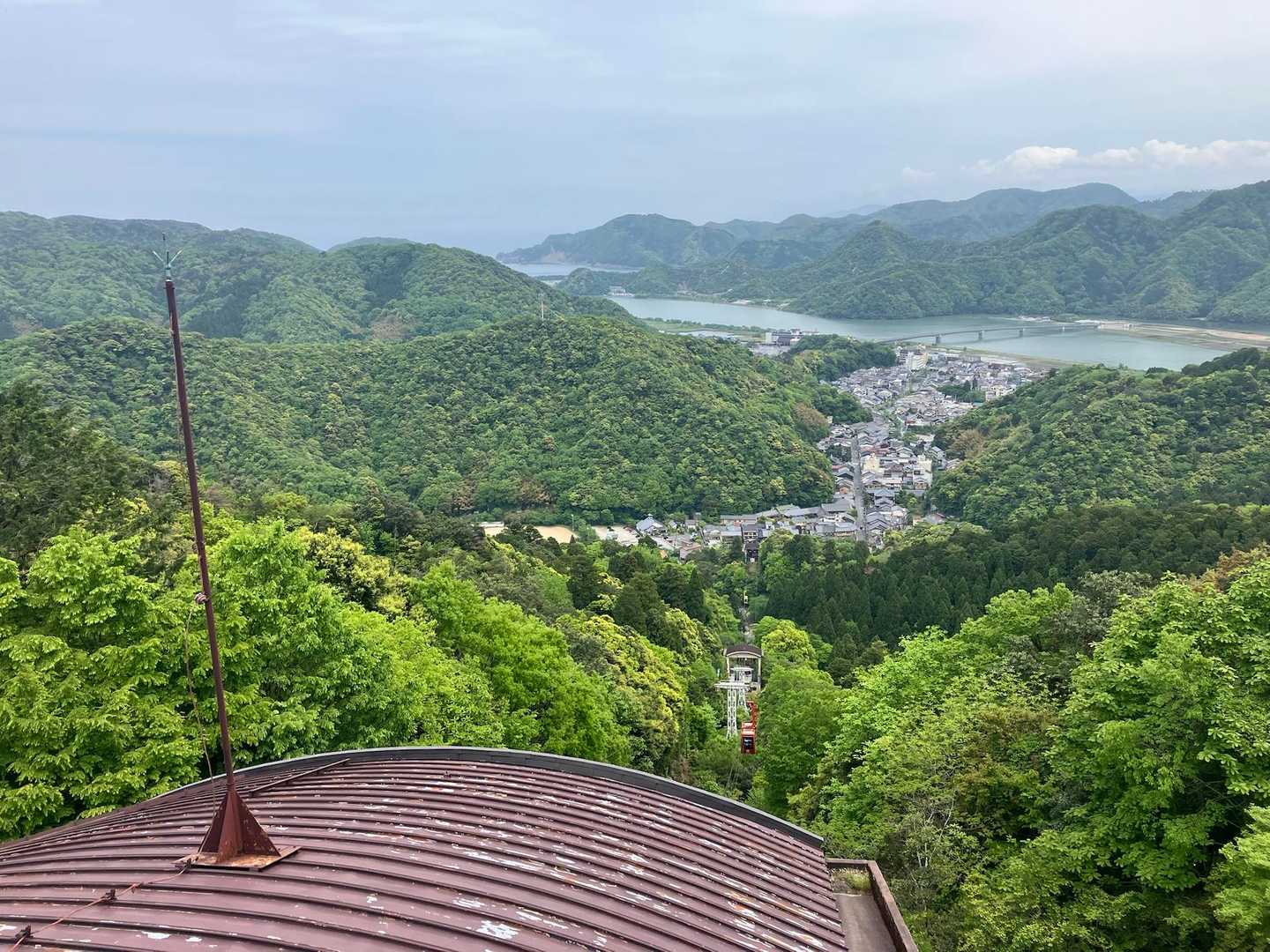 反対を向くと城崎の温泉街、その向こうには日本海まで見渡せます。