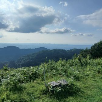 ちっちゃいベンチ　炎天下なのでここで飯を食う気にならず､もう少し進んでみる