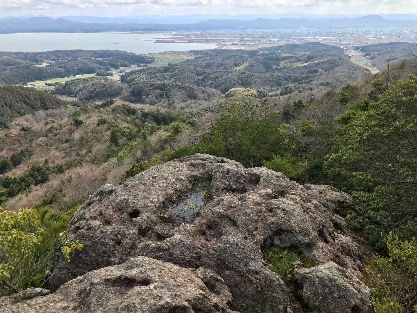 何か山陽側の山みたいな風情。向こうって岩場が多いよね。
こちらでは珍しいかな。