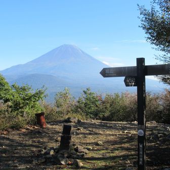 烏帽子岳を経由して本栖湖へ下山した。