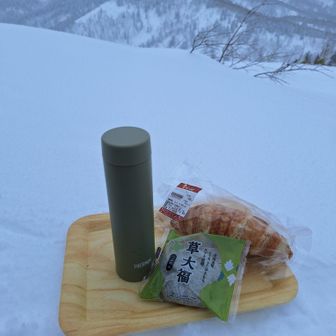 おやつ食べて帰ろう
※この時ミニカイロを落としたかもしれません💦ｺﾞﾒﾝﾅｻｲ

スキーヤーさんに大人気な三面山
スノーシューは私だけでした😸