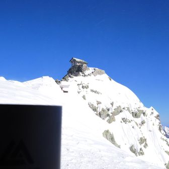 強風の山頂でもコーヒーを飲むよ。