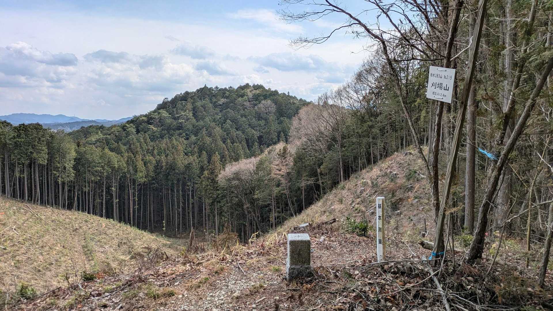 伐採地の隅っこで「刈場山」登頂🏕️
展望は良し👍