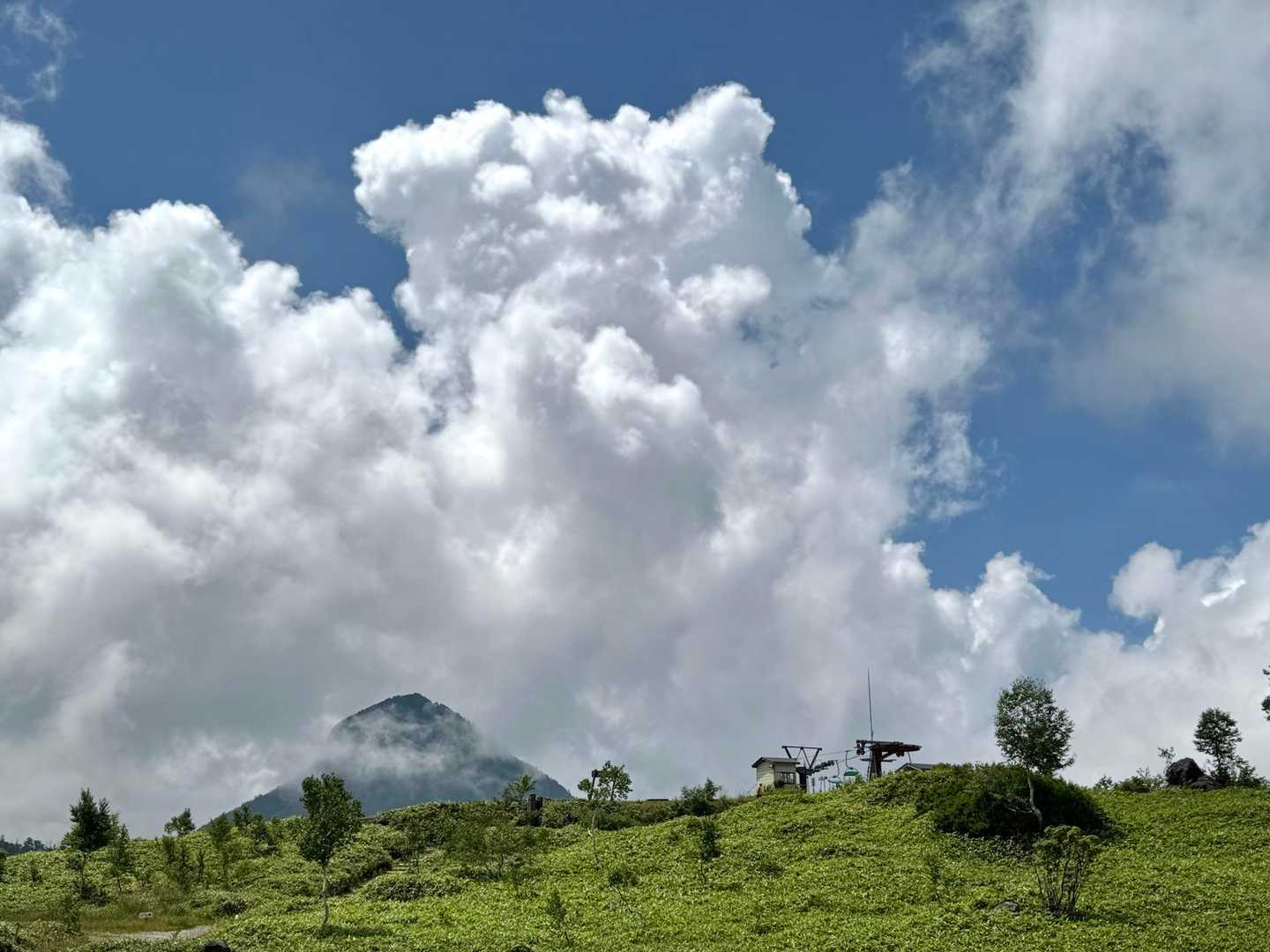 笠ヶ岳と右に前山リフト降り場と
迫力の雲☁️☁️☁️