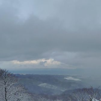 右側、青森市街地は雪が降ってる。