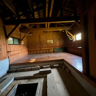 立派な避難小屋です
薪もありました🪵