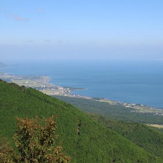 霊仙山山頂より、湖北を望む