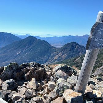 女峰山についた　奥は左から男体山､大真名子山､小真名子山　女峰山の標識の後ろに日光白根山