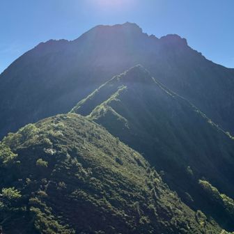 朝日を浴びる中岳と赤岳