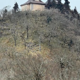 修復を終えたばかりの上宮が見えてきた。