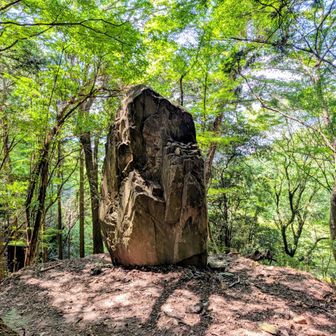 登山道に突如立ちはだかる巨岩