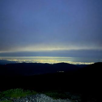 day2、3:30に太郎平をスタートして少し歩くと富山の夜景と富山湾が見えます
空は薄曇ですが、遠くまで視界もあります