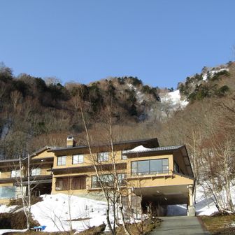 中の湯温泉の脇を通って車道をショートカット