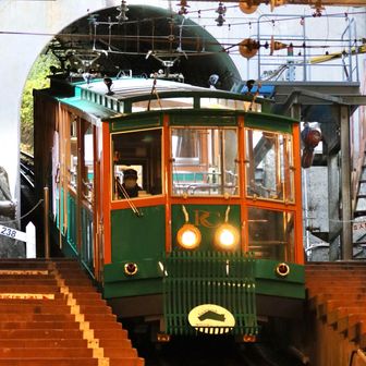 前日の疲れもあり、今日もまあまあ歩くつもりなので、体力温存のため、登りはケーブルを利用。