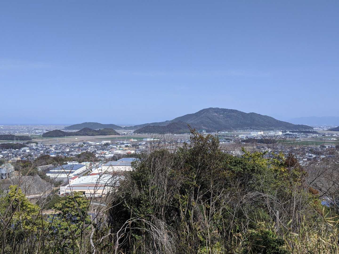 ちょっとのぼれば、
右　繖山観音正寺
左の低山　安土城

安土城は、山城から平城への移行期の城。規模は小さいけど、総石垣を採用することにより、高い山に城を築城する必要がなくなった。
安土城の総石垣をスタートに、その後、お城は平地にそして総石垣でどんどん規模がでかくなっていきます。　