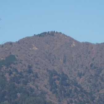 大山が奥に聳えます