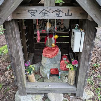 お地蔵様に合掌