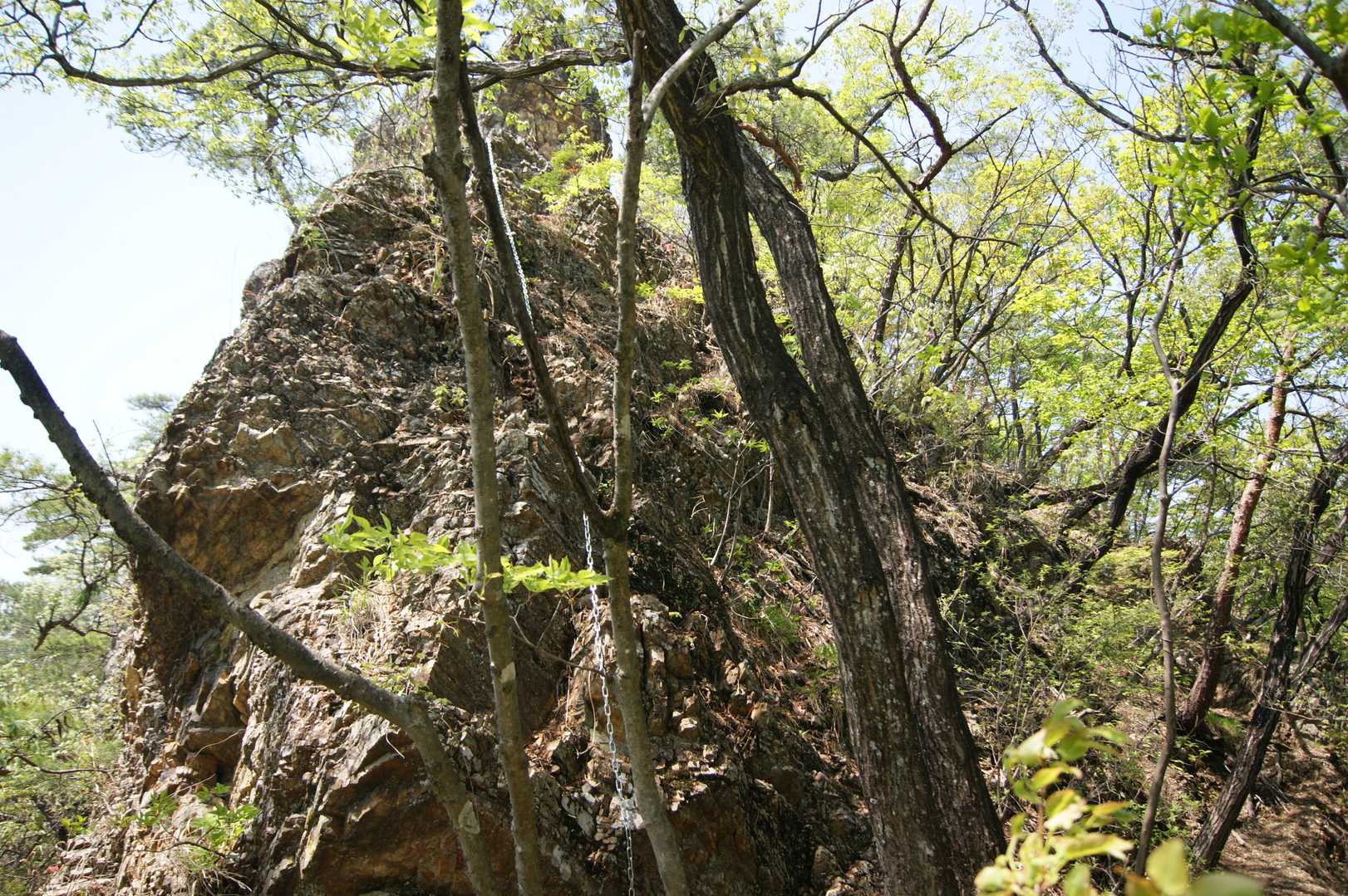 下から見るとこの岩を登ります。
