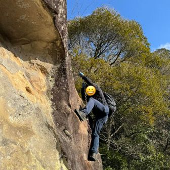 ここが核心！！！
後半 トラバース先は 直角！鎖がついてるので登ります 
鎖をもち　写真左足の安定したとこに両足のせ落ち着いて　左足を写真の位置　または　真ん中の白い石に乗せて体をおこす　それができたら　上段はガバ　足場あるので一歩づつ大切に行けば問題ないです