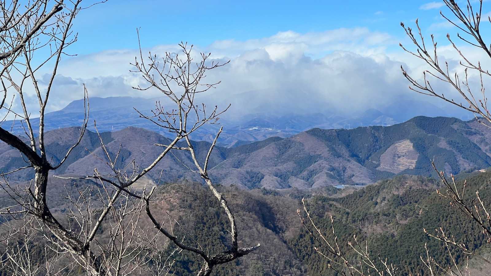 こちらは赤城山だが、予想通り、雪雲に隠れている。