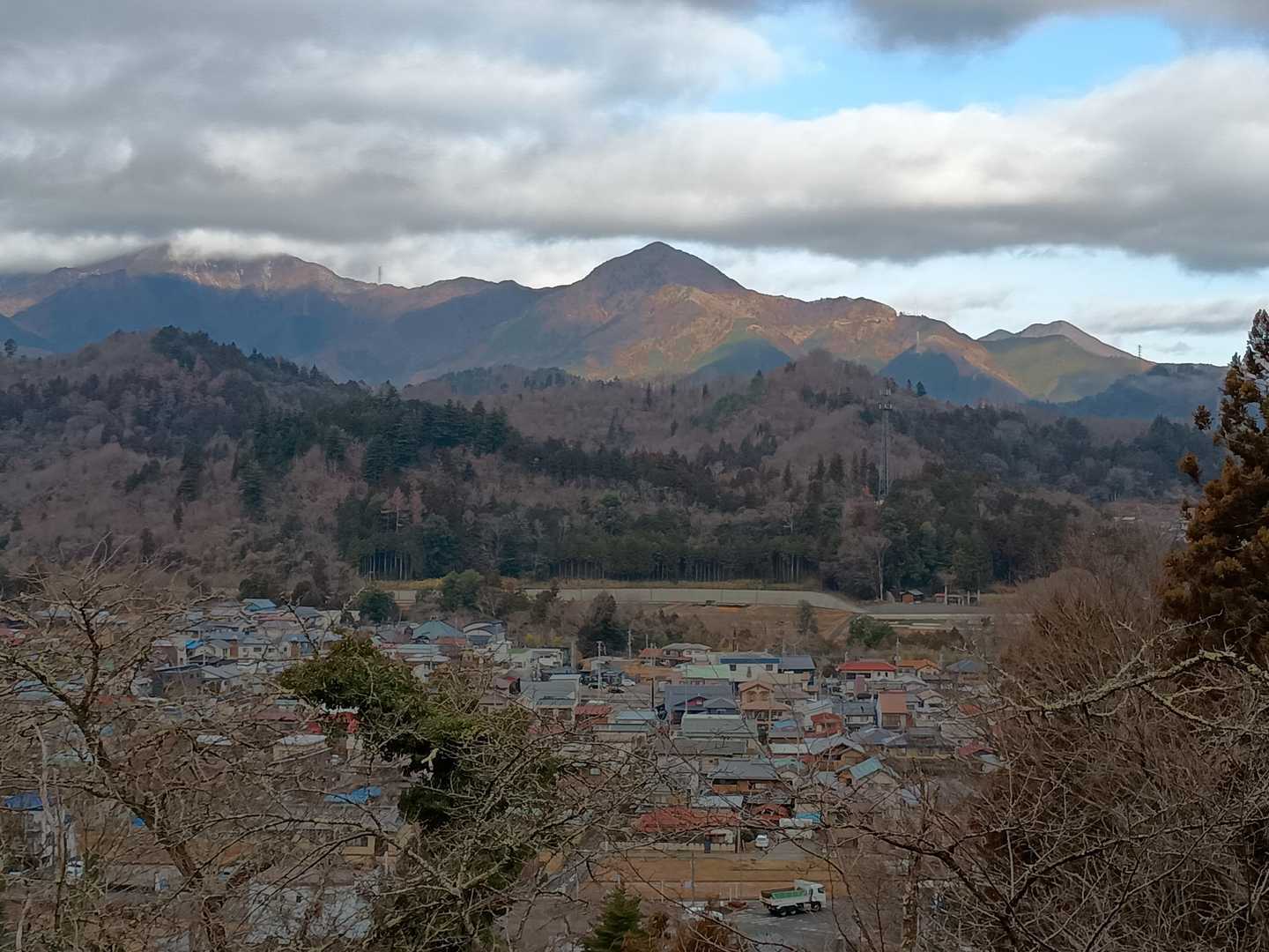 都留市21秀峰の鶴ヶ鳥屋山だけはずっと山頂に雲がかからず素晴らしく美しい形を見せてくれていました。