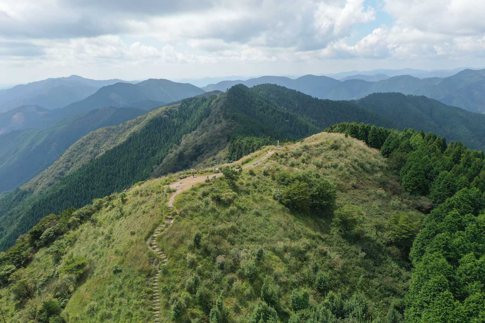千ヶ峰山頂全景（ドローンで撮影）。