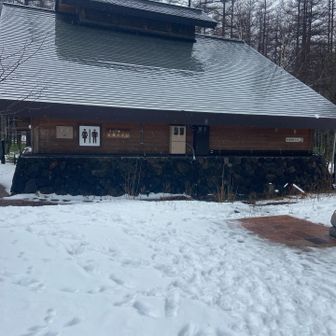 バスターミナルの冬期トイレは裏側にあります