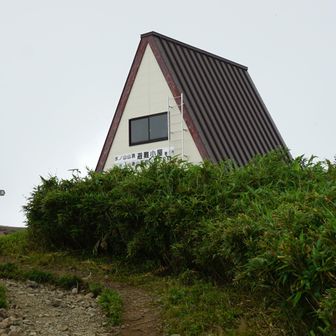 三の丸方面からの山頂避難小屋