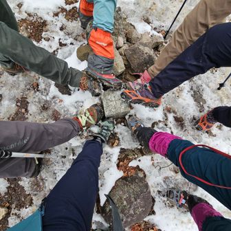 三角点。みんなアイゼン