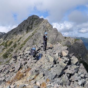 明神岳山頂。標札はなし。