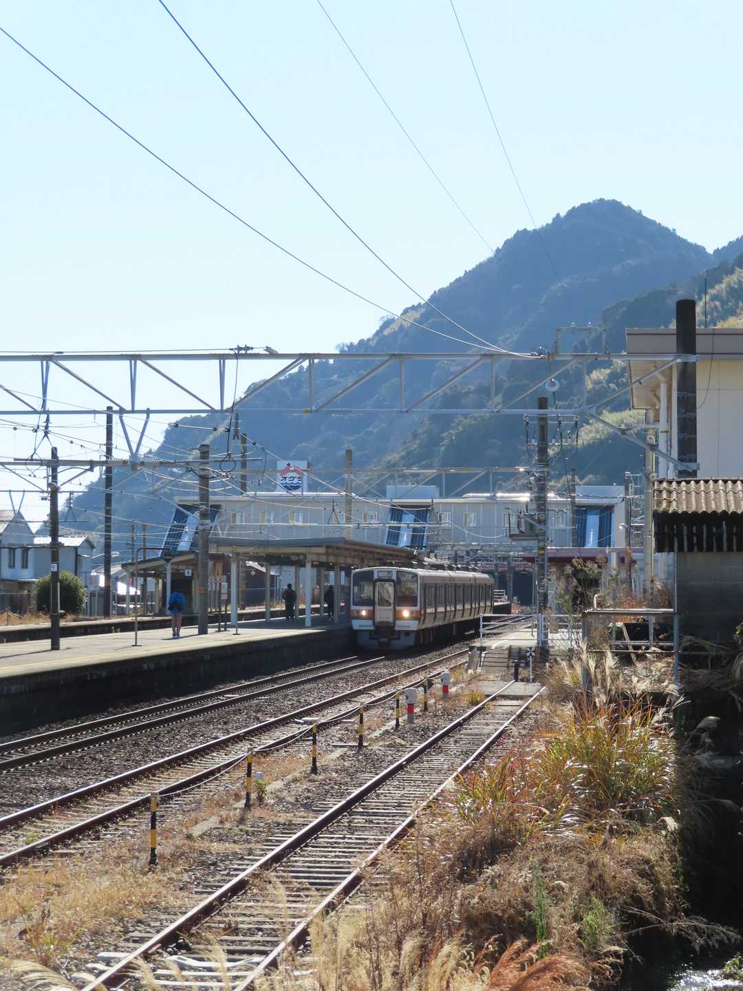 由比駅
三島行き普通
撮り鉄もいる
奥は薩埵山244ｍ、山頂へ行くのは大変らしい・・・
